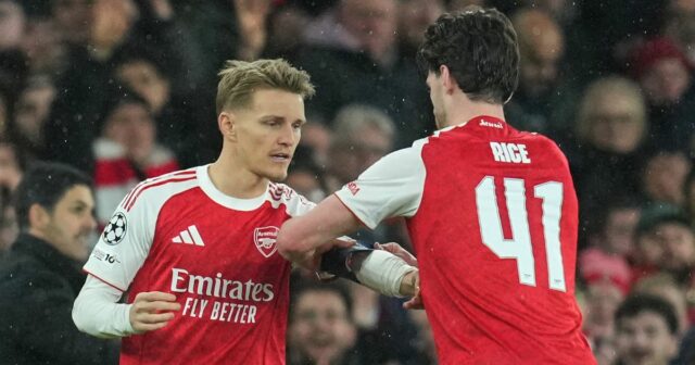 Martin Odegaard z Arsenalu (uprostred) víta fanúšikov po víťazstve v zápase Premier League na štadióne Hill Dickinson v Liverpoole. Dátum fotografie: sobota 20.12.2025