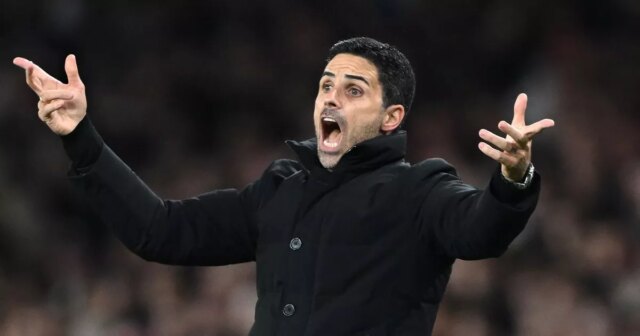 Mikel Arteta z Arsenalu reaguje na zápas fázy MD2 Ligy majstrov UEFA 2025/26 medzi Arsenal FC a Olympiacos FC na Arsenal Stadium 1. októbra 2025 v Londýne v Anglicku.