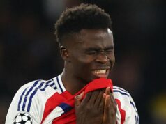 Správy z Arsenalu: Objavuje sa hlavolam Bukayo Saka, pretože talizman môže vynechať súboj s Evertonom Saka si podáva ruku s Artetou