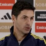 Mikel Arteta, manažér / hlavný tréner Arsenalu, tlieska fanúšikom na plný úväzok počas zápasu Premier League medzi Sunderlandom a Arsenalom
