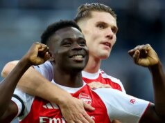 Správy z Arsenalu: Viktor Gyokeres pri rozhodovaní o penaltách, keďže Bukayo Saka „tvrdo“ priznal Bukayo Saka z Arsenalu a Viktor Gyokeres z Arsenalu oslavujú po zápase Premier League proti Newcastlu United