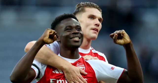 Bukayo Saka z Arsenalu a Viktor Gyokeres z Arsenalu oslavujú po zápase Premier League proti Newcastlu United