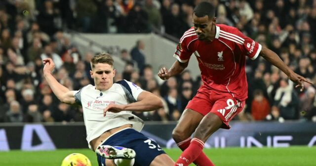 Správy z Liverpoolu: Alexander Isak si „zlomil nohu“, pretože hráči Tottenhamu „práve stratili kontrolu“

