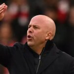 Arne Slot gestikuloval