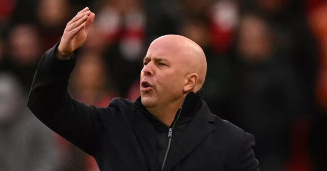 Arne Slot gestikuloval