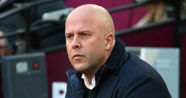 Správy z Liverpoolu: Arne Slot ignoruje rady, keď Virgil van Arne Slot manažér / hlavný tréner Liverpoolu počas zápasu Premier League medzi West Ham United a Liverpoolom na londýnskom štadióne 30. novembra 2025 v Londýne v Anglicku.