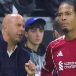 Hlavný tréner Arne Slot z FC Liverpool hovorí s Virgilom van Dijkom