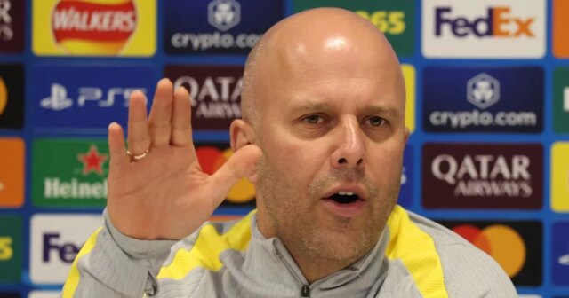 Správy z Liverpoolu: Arne Slot žiada o Huga Ekitike ako Manažér Liverpoolu Arne Slot (vľavo) objíma Huga Ekitikeho po jeho vystriedaní počas zápasu Premier League na Anfielde v Liverpoole