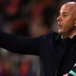 Arne Slot, manažér Liverpoolu, komunikuje s Harveym Elliottom z Liverpoolu, keď sa pripravuje na vstup na ihrisko počas MD6 zápasu fázy Ligy majstrov UEFA 2024/25 medzi Girona FC a Liverpool FC na štadióne Montilivi 10. decembra 2024 v Girone v Španielsku.