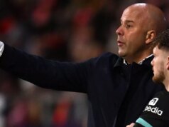 Správy z Liverpoolu: Harvey Elliott prestupový zvrat, keď Arne Slot presviedča o svojej úlohe Arne Slot, manažér Liverpoolu, komunikuje s Harveym Elliottom z Liverpoolu, keď sa pripravuje na vstup na ihrisko počas MD6 zápasu fázy Ligy majstrov UEFA 2024/25 medzi Girona FC a Liverpool FC na štadióne Montilivi 10. decembra 2024 v Girone v Španielsku.