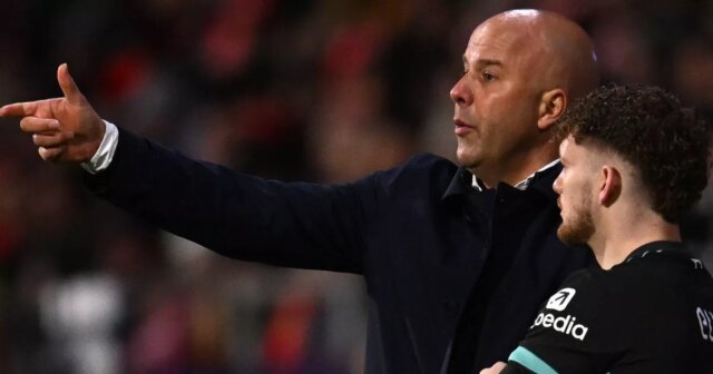 Arne Slot, manažér Liverpoolu, komunikuje s Harveym Elliottom z Liverpoolu, keď sa pripravuje na vstup na ihrisko počas MD6 zápasu fázy Ligy majstrov UEFA 2024/25 medzi Girona FC a Liverpool FC na štadióne Montilivi 10. decembra 2024 v Girone v Španielsku. 