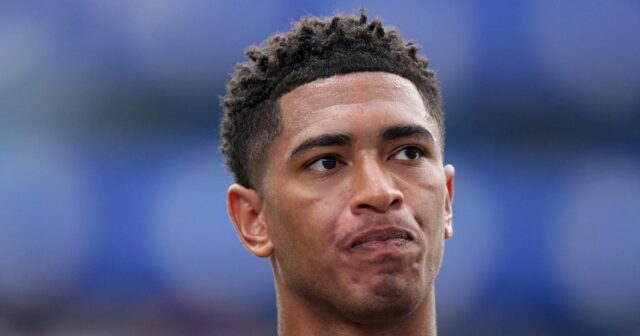 Jude Bellingham vyzerá na tréningu v Anglicku nepokojne