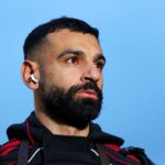 Mohamed Salah z Liverpoolu prichádza na štadión pred zápasom Premier League medzi Leeds United a Liverpoolom