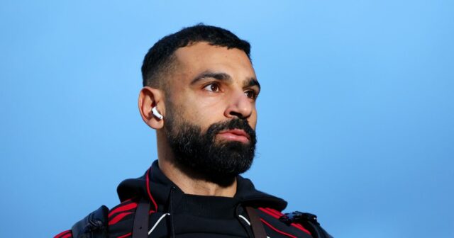 Správy z Liverpoolu: Súkromný rozhovor Mo Salah odhalený, keďže šatňa Mohamed Salah z Liverpoolu prichádza na štadión pred zápasom Premier League medzi Leeds United a Liverpoolom