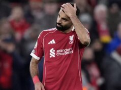 Správy z Liverpoolu: Verdikt o prestupe Mohameda Salaha bol doručený ako rozhovory o zúčtovaní s ikonou Mohamed Salah s hlavou v dlaniach