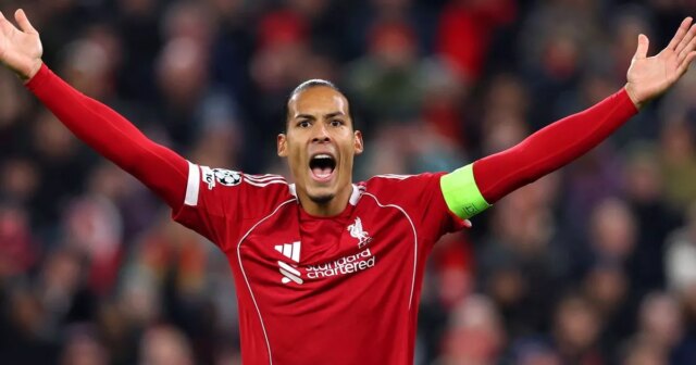 LIVERPOOL, ANGLICKO - 3. DECEMBRA: Virgil van Dijk z Liverpoolu reaguje počas zápasu Premier League medzi Liverpoolom a Sunderlandom na Anfielde 3. decembra 2025 v Liverpoole v Anglicku. (Foto: Carl Recine/Getty Images)