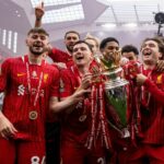 Konstantinos Tsimikas, Conor Bradley, Andrew Robertson, Federico Chiesa, Harvey Elliott oslavujú s trofejou, keďže Liverpool je po zápase Premier League medzi Liverpool FC a Crystal Palace korunovaný za šampiónov Premier League pre sezónu 2024/25.