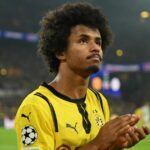 Nemecký útočník #27 z Dortmundu Karim Adeyemi reaguje na odchod z ihriska po zranení počas futbalového zápasu Ligy majstrov UEFA medzi Borussiou Dortmund a Celtic v Dortmunde na západe Nemecka 1. októbra 2024.