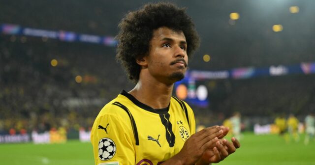 Nemecký útočník #27 z Dortmundu Karim Adeyemi reaguje na odchod z ihriska po zranení počas futbalového zápasu Ligy majstrov UEFA medzi Borussiou Dortmund a Celtic v Dortmunde na západe Nemecka 1. októbra 2024. 