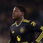 Kobbie Mainoo z Manchestru United počas zápasu Premier League medzi Wolverhampton Wanderers a Manchester United v Molineux 8. decembra 2025 v anglickom Wolverhamptone.