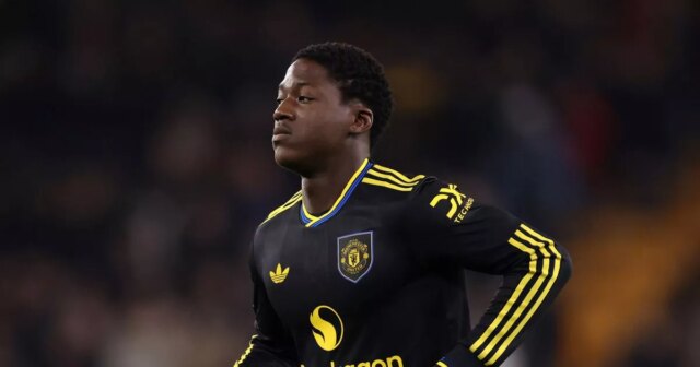 Kobbie Mainoo z Manchestru United počas zápasu Premier League medzi Wolverhampton Wanderers a Manchester United v Molineux 8. decembra 2025 v anglickom Wolverhamptone.