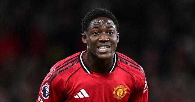 Správy z Man Utd: Kobbie Mainoo prestúpil na post stredopoliara Kobbie Mainoo je v mraze na Old Trafford