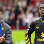 Kobbie Mainoo z Manchestru United prichádza pred zápasom Premier League medzi Manchestrom United a Burnley na Old Trafford