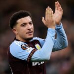 Jadon Sancho z Aston Villy tlieska fanúšikom po víťazstve tímu v zápase MD5 fázy Európskej ligy UEFA 2025/26 medzi Aston Villa FC a BSC Young Boys vo Villa Parku 27. novembra 2025 v Birminghame v Anglicku.