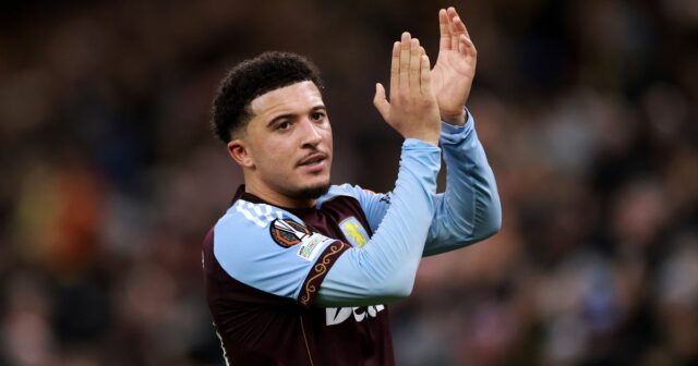 Jadon Sancho z Aston Villy tlieska fanúšikom po víťazstve tímu v zápase MD5 fázy Európskej ligy UEFA 2025/26 medzi Aston Villa FC a BSC Young Boys vo Villa Parku 27. novembra 2025 v Birminghame v Anglicku.