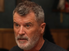 Správy z Man Utd: Roy Keane dáva najavo svoj hnev ako obavy Bryana Mbeuma Roy Keane vyzerá nahnevane na podcaste Stick to Football