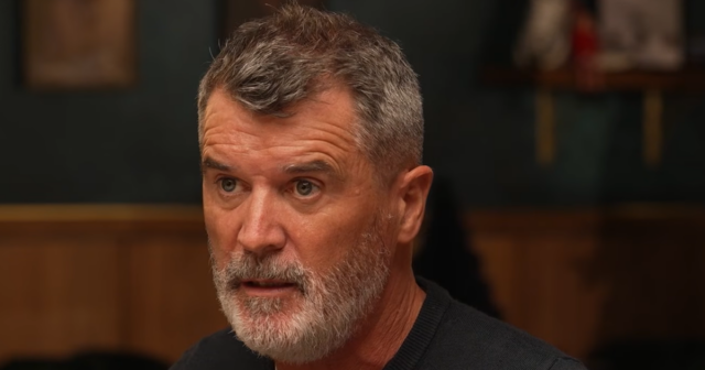 Správy z Man Utd: Roy Keane dáva najavo svoj hnev Roy Keane vyzerá nahnevane na podcaste Stick to Football