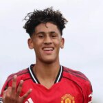 DERBY, ANGLICKO - 30. AUGUSTA: JJ Gabriel z Manchestru United oslavuje po strelení tretieho gólu svojho tímu počas zápasu Premier League U18 medzi Derby County a Manchester United v tréningovom centre Moor Farm 30. augusta 2025 v anglickom Derby. (Foto: Manchester United/Manchester United cez Getty Images)