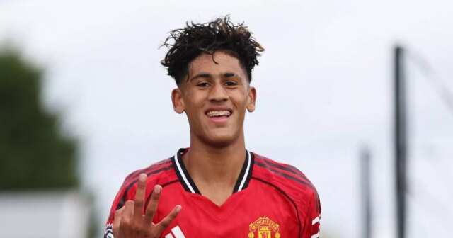 Správy z Man Utd: Ruben Amorim má jasný postoj k DERBY, ANGLICKO - 30. AUGUSTA: JJ Gabriel z Manchestru United oslavuje po strelení tretieho gólu svojho tímu počas zápasu Premier League U18 medzi Derby County a Manchester United v tréningovom centre Moor Farm 30. augusta 2025 v anglickom Derby. (Foto: Manchester United/Manchester United cez Getty Images)