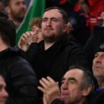 Šípkár Luke Littler na hosťovaní počas zápasu Premier League medzi Wolverhampton Wanderers a Manchester United v Molineux 8. decembra 2025 v anglickom Wolverhamptone.