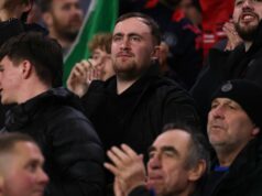 Správy z Man Utd: „Pýcha“ šéfa klubu na prestup 30 miliónov libier, keď Luke Littler útočí na fanúšikov Šípkár Luke Littler na hosťovaní počas zápasu Premier League medzi Wolverhampton Wanderers a Manchester United v Molineux 8. decembra 2025 v anglickom Wolverhamptone.