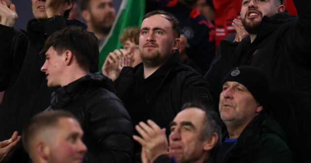 Šípkár Luke Littler na hosťovaní počas zápasu Premier League medzi Wolverhampton Wanderers a Manchester United v Molineux 8. decembra 2025 v anglickom Wolverhamptone.