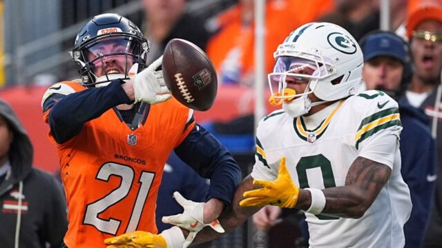 Správy z NFL: Hviezda Broncos bráni Rileyho Mossa uprostred množstva Správy z NFL: Hviezda Broncos bráni Rileyho Mossa uprostred množstva penalt