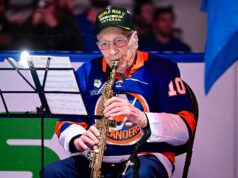 Správy z NHL: Veterinár 2. svetovej vojny predvádza hymnu pred zápasom Islanders Správy z NHL: Veterinár 2. svetovej vojny predvádza hymnu pred zápasom Islanders