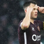 Manažér Celticu Wilfried Nancy vydáva pokyny Kieranovi Tierneymu, ako sa na to pozerá hlavný tréner Hearts Derek McInnes