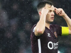 „Srdcia“ bojujú so sebou samými, ale čo teraz urobia?“ Manažér Celticu Wilfried Nancy vydáva pokyny Kieranovi Tierneymu, ako sa na to pozerá hlavný tréner Hearts Derek McInnes