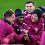 Cammy Devlin, Elton Kabangu a Blair Spittal zdieľajú vtip na tréningu Hearts