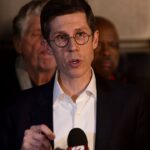 Starosta Providence, policajný šéf tlieskal na basketbalovom zápase po Brownovom vyšetrovaní