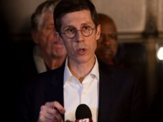 Starosta Providence, policajný šéf tlieskal na basketbalovom zápase po Brownovom vyšetrovaní Starosta Providence, policajný šéf tlieskal na basketbalovom zápase po Brownovom vyšetrovaní