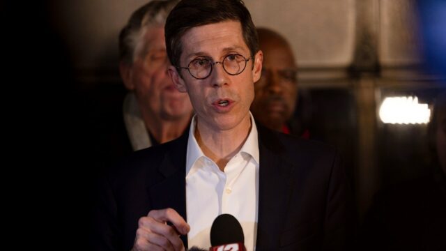 Starosta Providence, policajný šéf tlieskal na basketbalovom zápase po Brownovom Starosta Providence, policajný šéf tlieskal na basketbalovom zápase po Brownovom vyšetrovaní