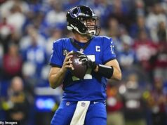 Starý otec z NFL a stredoškolský tréner Philip Rivers posiela svojich hráčov divokým hodom touchdown vs 49ers Philip Rivers dokončil v pondelok večer 23 z 35 prihrávok na 277 yardov a dva pristátia