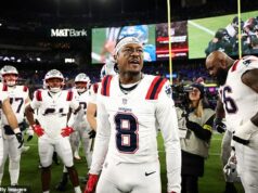 Stefon Diggs sa vykračuje z modrého lekárskeho stanu, aby sa vyhol skúške v hre, pretože Patriots si vybojovali postup do play-off proti Ravens Prijímač Patriots Stefon Diggs (8) po zranení ušiel z lekárskeho stanu