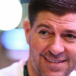 Steven Gerrard pred Veľkou cenou Kataru F1 na medzinárodnom okruhu Lusail