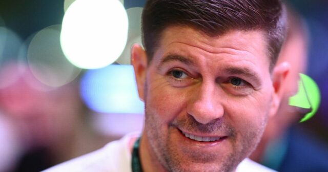 Steven Gerrard pred Veľkou cenou Kataru F1 na medzinárodnom okruhu Lusail