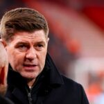Steven Gerrard sa pozerá pred zápasom Ligy majstrov UEFA medzi Liverpoolom a PSV Eindhoven v novembri 2025