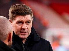 Steven Gerrard prijal Josého Mourinha po tom, čo odstúpil z prestupu Chelsea Steven Gerrard sa pozerá pred zápasom Ligy majstrov UEFA medzi Liverpoolom a PSV Eindhoven v novembri 2025